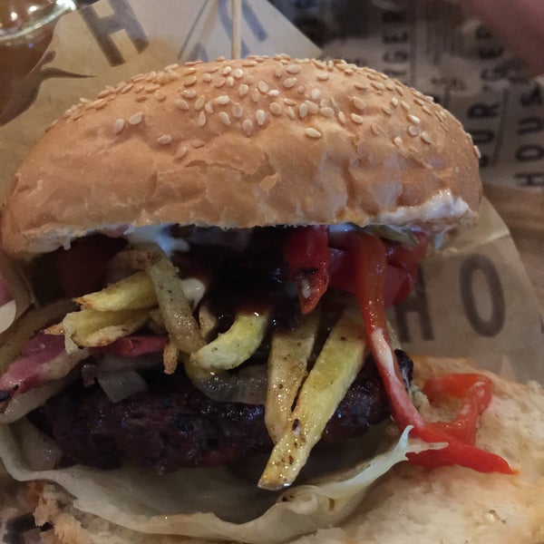 Foto scattata a Burger House Handmade Burger da Erol U. il 7/25/2015
