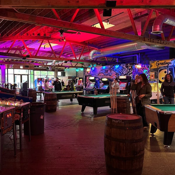 5/19/2022 tarihinde Jessica L.ziyaretçi tarafından Emporium Arcade Bar'de çekilen fotoğraf
