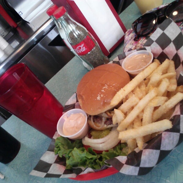 Foto diambil di Burger Bar oleh Rebecca D. pada 4/26/2013