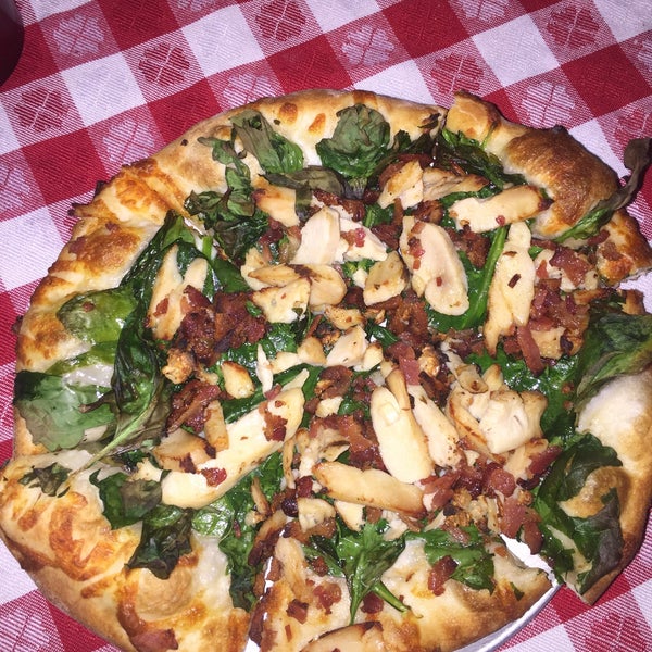 Foto diambil di Mofo&#39;s Pizza &amp; Pasta oleh Marc P. pada 9/17/2015