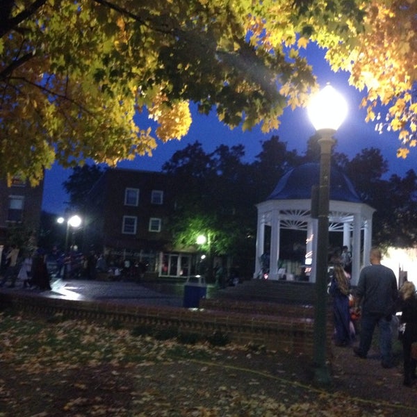 รูปภาพถ่ายที่ Downtown Fredericksburg โดย Jen B เมื่อ 10/31/2013