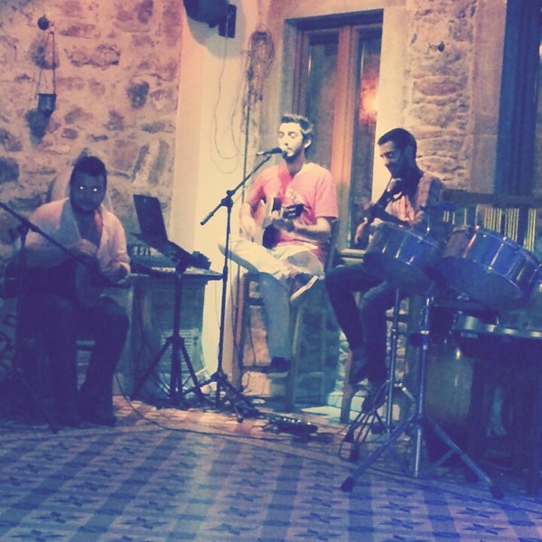 Foto scattata a Luka Lounge &amp; Bar da Melek T. il 8/10/2013