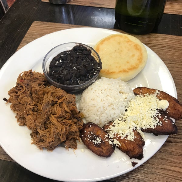 10/8/2018 tarihinde Andy T.ziyaretçi tarafından Arepera Guacuco Restaurant'de çekilen fotoğraf