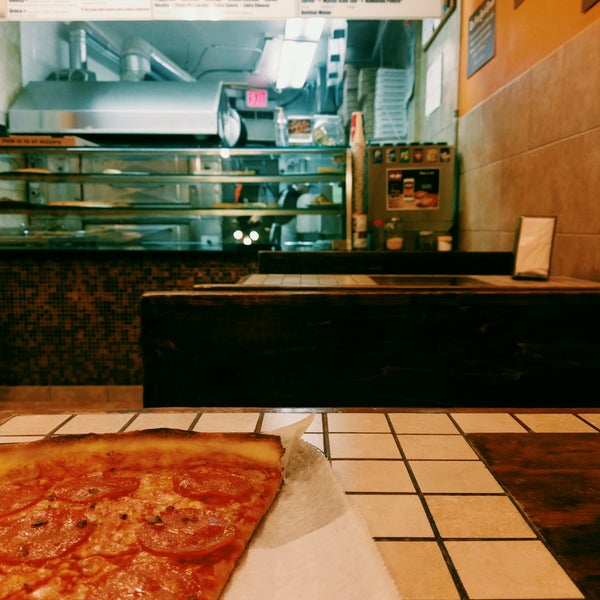 2/22/2017 tarihinde Marco C.ziyaretçi tarafından Rizzo&#39;s Fine Pizza'de çekilen fotoğraf