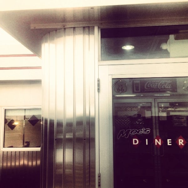 Foto tirada no(a) Moe&#39;s Diner por Sara T. em 5/21/2013