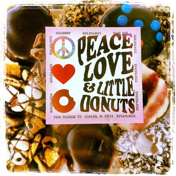 5/8/2013 tarihinde Mermaids B.ziyaretçi tarafından Peace Love &amp; Little Donuts'de çekilen fotoğraf