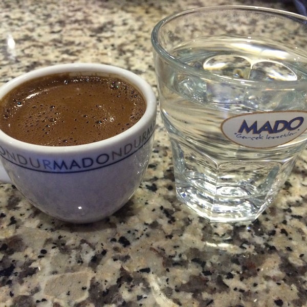 Foto tirada no(a) Mado Cafe por Emrah S. em 6/27/2015