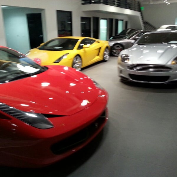 Das Foto wurde bei McLaren Auto Gallery Beverly Hills von Andrij T. am 10/27/2013 aufgenommen