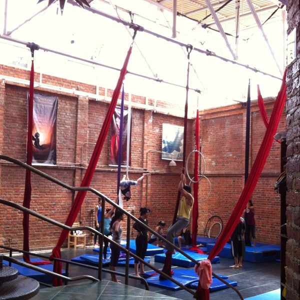 รูปภาพถ่ายที่ Casa de Artes y Circo Contemporáneo A.C. โดย Monika F. เมื่อ 8/27/2013