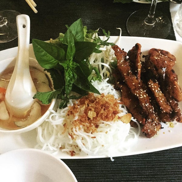 Foto tirada no(a) Viet Nam Restaurante por Jan N. em 7/12/2015