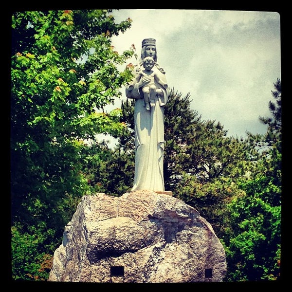 Foto scattata a Shrine of Our Lady of the Island da Travis M. il 6/11/2013