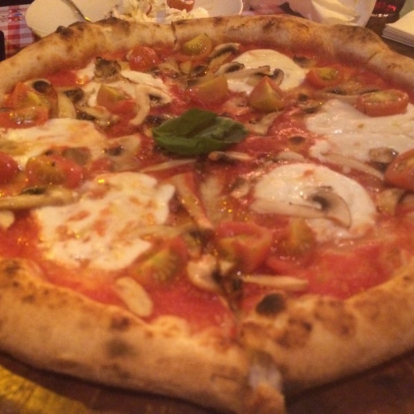 6/16/2016 tarihinde Amalziyaretçi tarafından LA RUSTICA Pizzeria'de çekilen fotoğraf