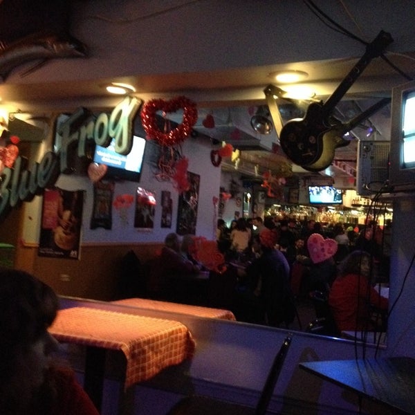 Foto scattata a Blue Frog Bar &amp; Grill da BTRIPP il 2/15/2014