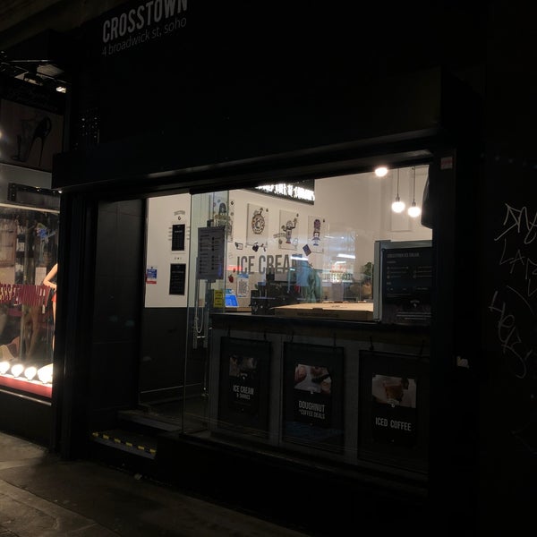 Foto diambil di Crosstown Doughnuts &amp; Coffee oleh Ksenia V. pada 10/16/2020