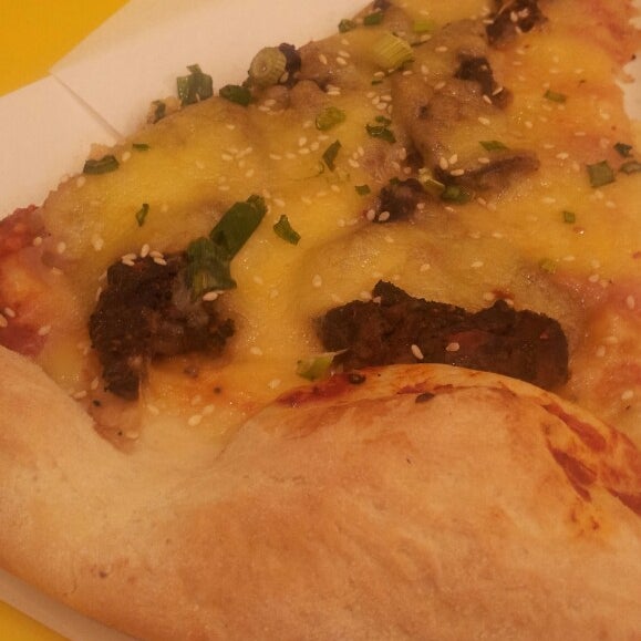 รูปภาพถ่ายที่ The Manhattan Pizza Company โดย Michelle D. เมื่อ 3/23/2013