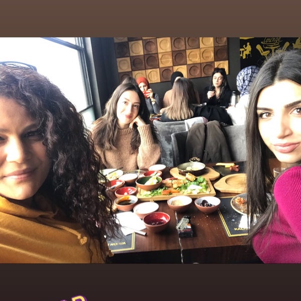 Das Foto wurde bei SyLounge Cafe &amp; Restaurant &amp; Nargile von Dilek A. am 3/10/2019 aufgenommen