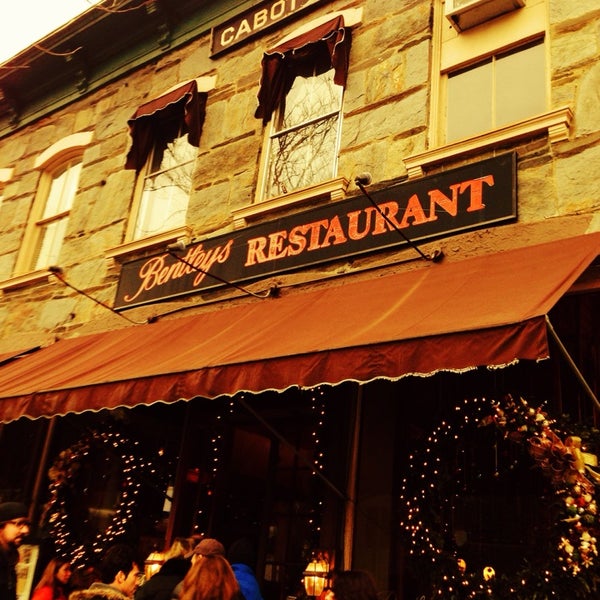 12/29/2013 tarihinde Michelle T.ziyaretçi tarafından Bentleys Restaurant'de çekilen fotoğraf