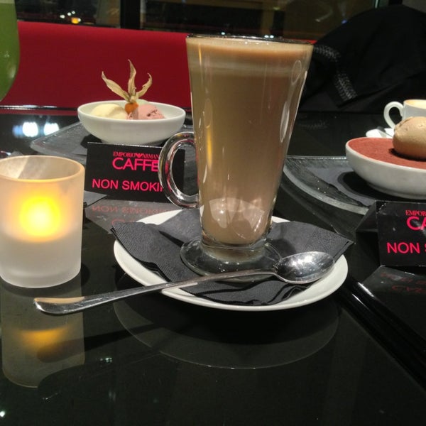 Das Foto wurde bei Emporio Armani Café- The Pearl Qatar von Hend A. am 8/17/2013 aufgenommen