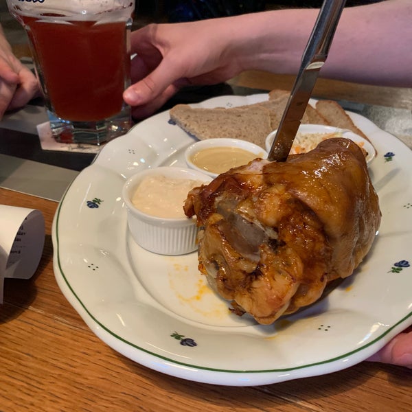 Delicious meat and starters. You should try trargl tartar, grilled hermelin cheese, and of course roasted pork knuckle with special beer, which  comes new every month.