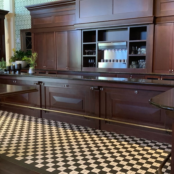 Foto diambil di The Claremont Hotel Club &amp; Spa oleh Robyn A. pada 5/31/2019