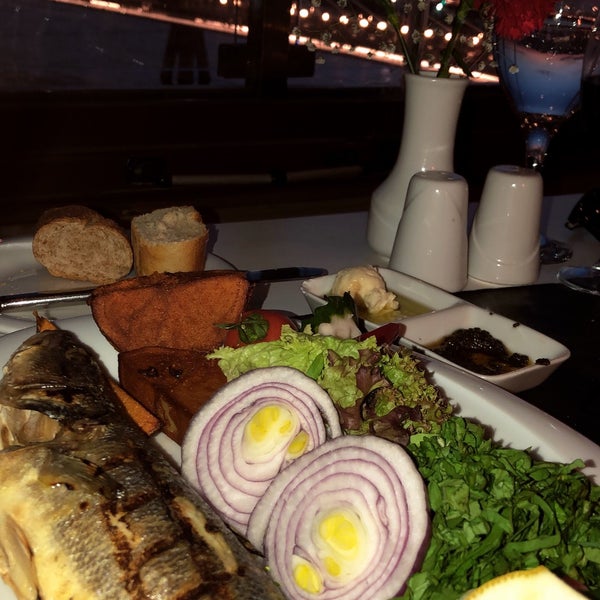 Foto scattata a Peninsula Teras Restaurant da Ecem Ö. il 3/30/2018