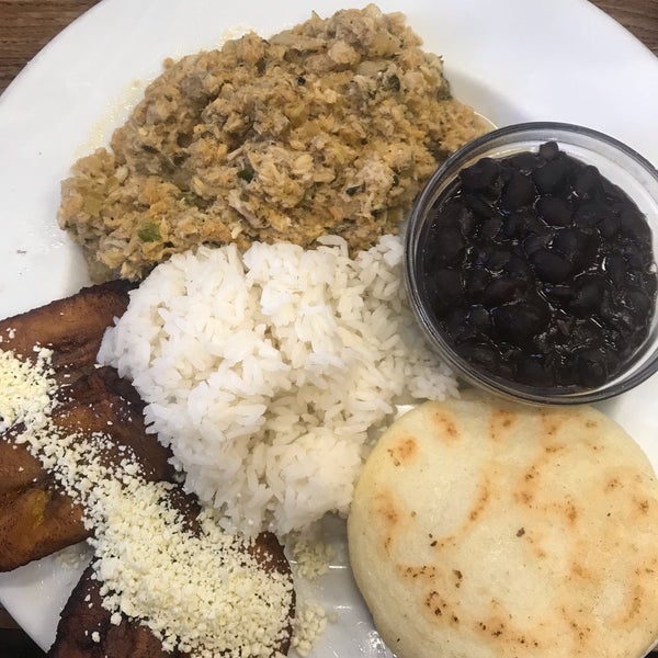 Снимок сделан в Arepera Guacuco Restaurant пользователем May Y. 10/8/2018