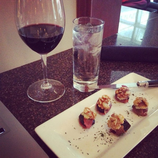 Das Foto wurde bei Tastings - A Wine Experience von Adrienne J. am 3/5/2014 aufgenommen