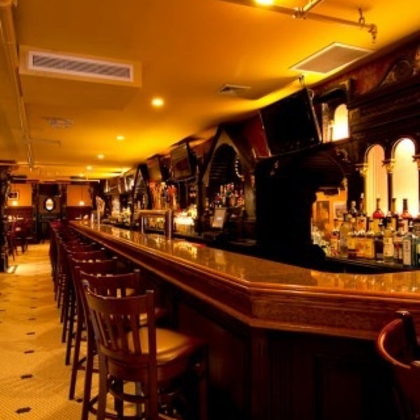 6/2/2013에 NYCRestaurant ..님이 Hurley&#39;s Saloon에서 찍은 사진