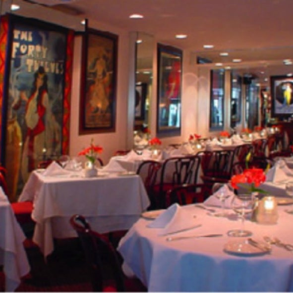 Foto tirada no(a) Restaurant Row por NYCRestaurant .. em 7/15/2013