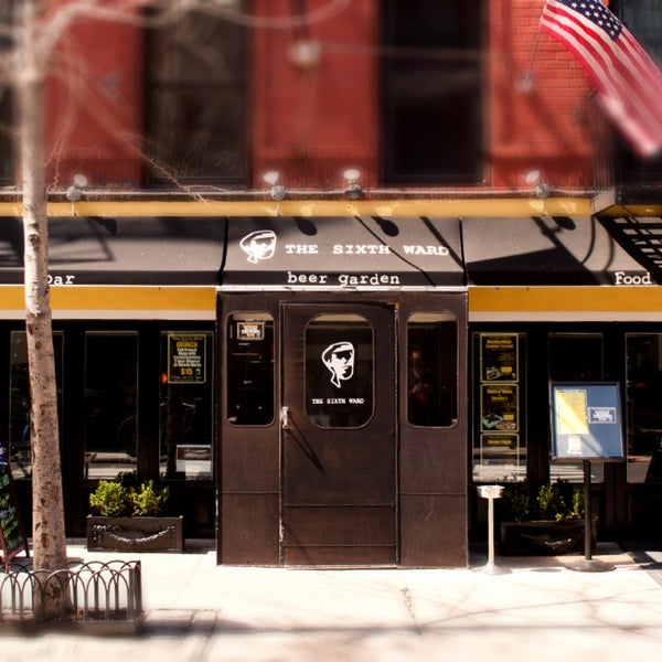 Foto tomada en The Sixth Ward  por NYCRestaurant .. el 6/1/2013