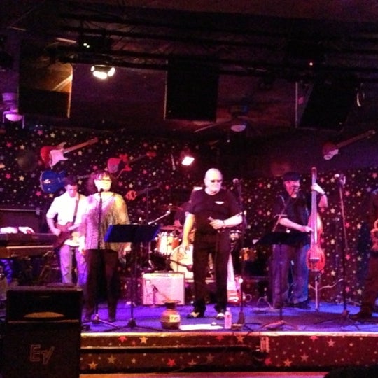 12/2/2012 tarihinde Bryan H.ziyaretçi tarafından Dan Electro&#39;s Guitar Bar'de çekilen fotoğraf