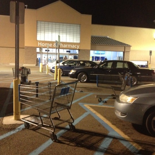 次での写真：Walmart Supercenter Pearlの大型店