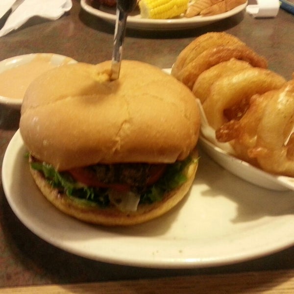 Снимок сделан в Toms Burgers &amp; Grill пользователем Carey J. 12/15/2013
