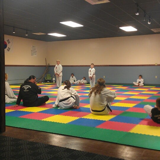 Das Foto wurde bei Kickin&#39; It Taekwondo von Heather B. am 5/9/2013 aufgenommen
