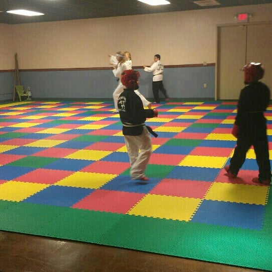 Foto scattata a Kickin&#39; It Taekwondo da Heather B. il 3/30/2013