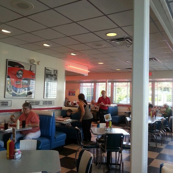 Foto scattata a Blue Ribbon Diner- Mebane da Jeff T. il 5/27/2013