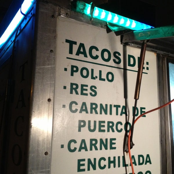 รูปภาพถ่ายที่ Tacos Morelos โดย Jeffrey A. เมื่อ 2/14/2013