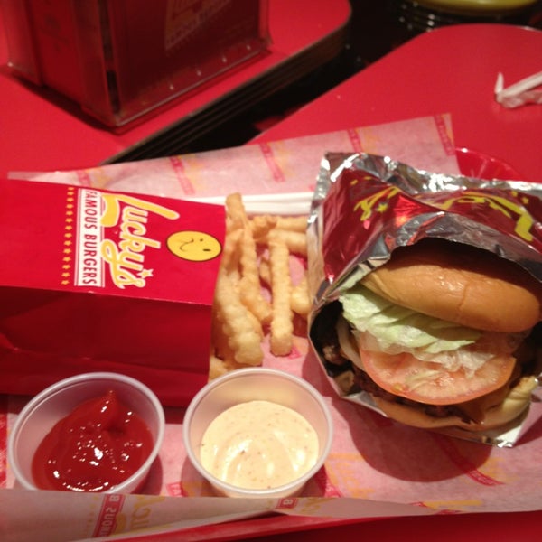 รูปภาพถ่ายที่ Lucky&#39;s Famous Burgers โดย Nikki K. เมื่อ 3/29/2013