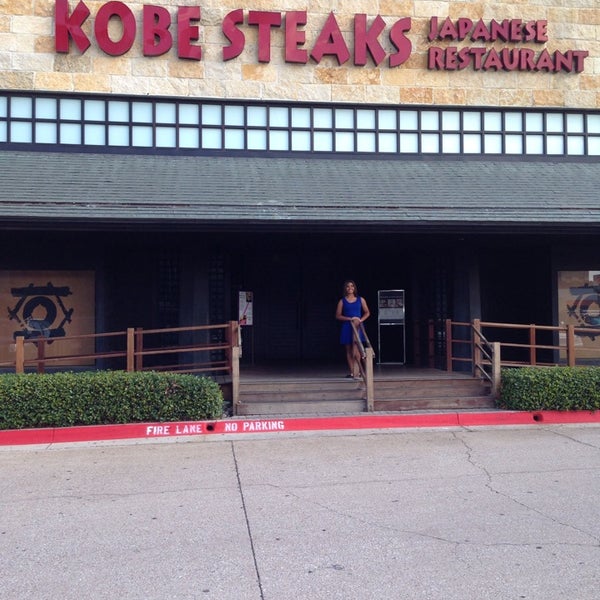 Photo taken at Kobe Steaks Japanese Restaurant by Jen T. on 8/9/2014
