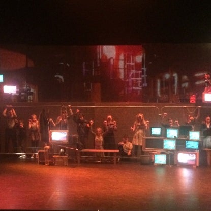 รูปภาพถ่ายที่ Lyric Theatre Belfast โดย Love B. เมื่อ 7/26/2014