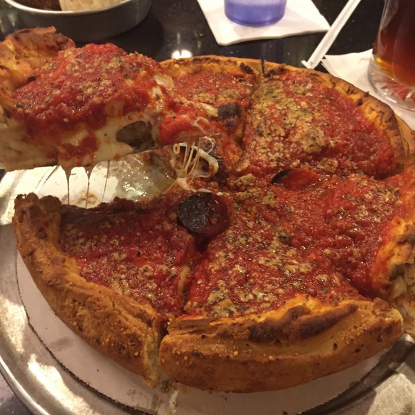 Foto scattata a PizzaPapalis of Greektown da Sam K. il 10/15/2015