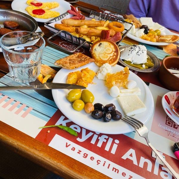 Снимок сделан в Nevîzade Cafe &amp; Restaurant пользователем Mimi E. 5/7/2023