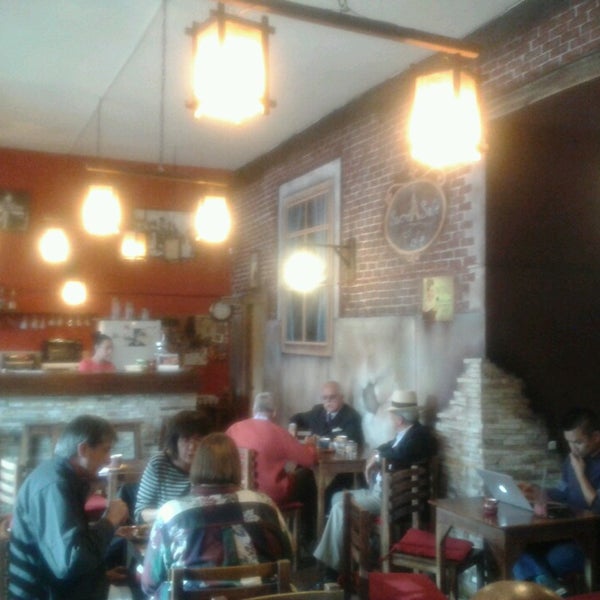 4/9/2013 tarihinde Ivanna Z.ziyaretçi tarafından Sucré Salé Café'de çekilen fotoğraf