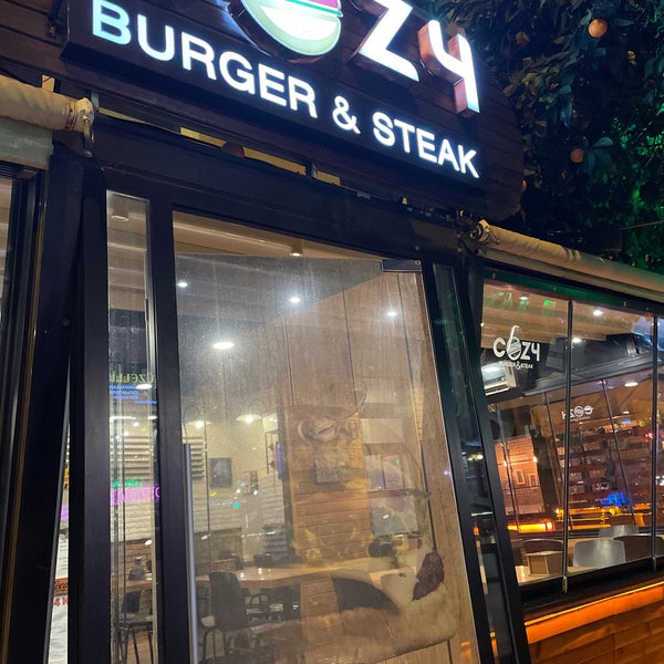 Снимок сделан в Cozy Burger &amp; Steak пользователем Harun A. 12/25/2021