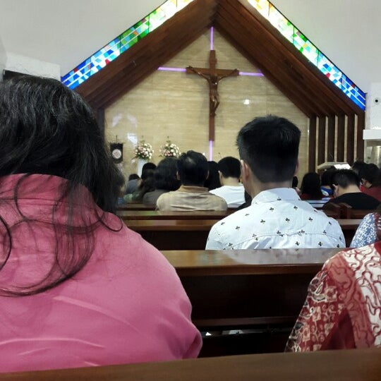รูปภาพถ่ายที่ Gereja Katolik Hati Santa Perawan Maria Tak Bernoda โดย Nina B. เมื่อ 3/15/2015