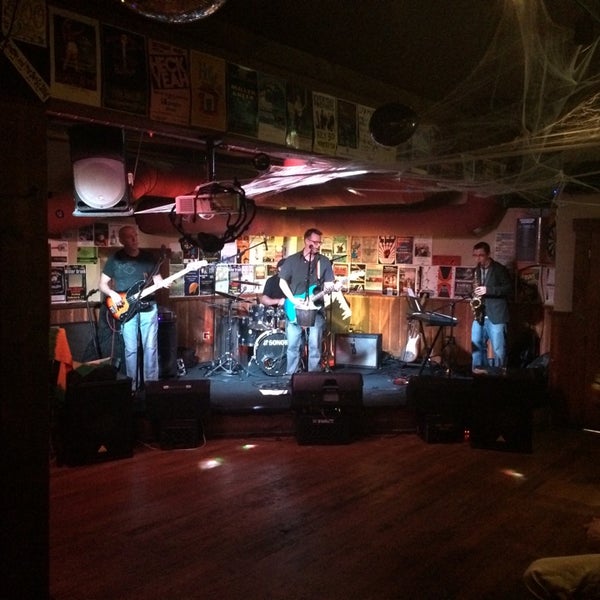 Foto diambil di Craggy Range Bar &amp; Grill oleh JEM pada 10/19/2014