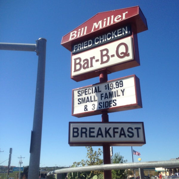 10/27/2015にKristen👸🏻 B.がBill Miller Bar-B-Qで撮った写真