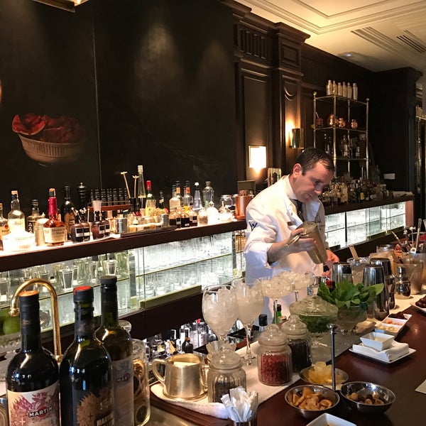 3/28/2017 tarihinde Eriks Z.ziyaretçi tarafından DRY Martini Bar'de çekilen fotoğraf