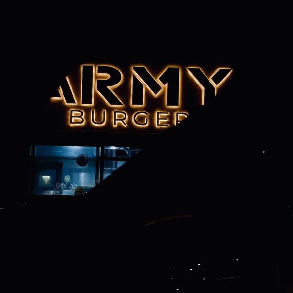 Foto tirada no(a) Army Burger por S em 2/18/2022