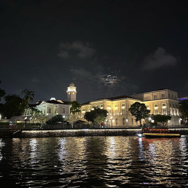 รูปภาพถ่ายที่ Singapore River โดย Özden เมื่อ 2/25/2024